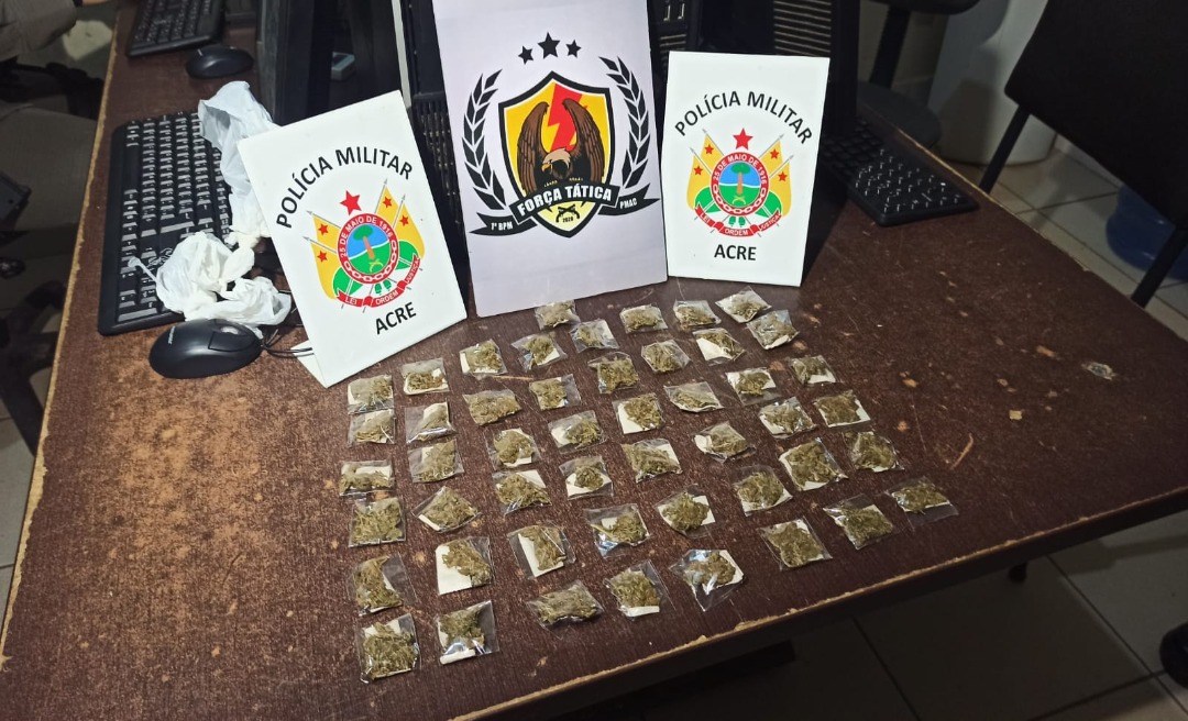 Jovem é preso com 49 papelotes de skunk dentro de táxi que seguia para Sena Madureira 